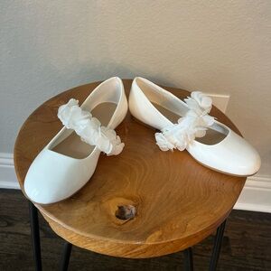 Kids white floral shoes (white copper key)